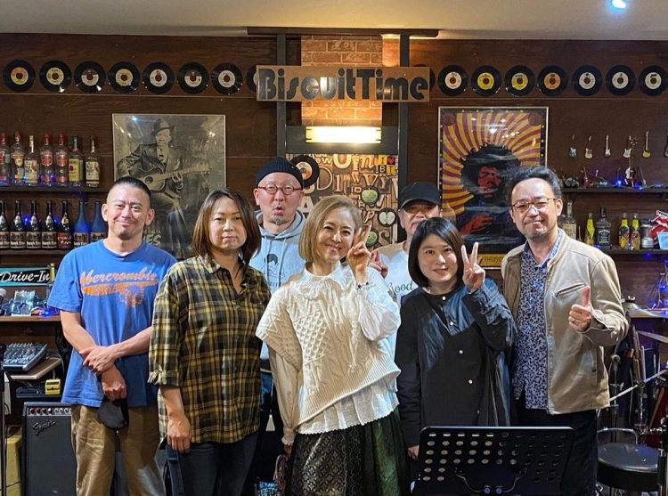 浜松在住のミュージシャンたちとバンド「マミーズ」を結成。熊谷（中央）はボーカルで、昭和歌謡をカバーしたライブを、YouTubeで配信している（写真はインスタグラム「mami_kumagai310」より）