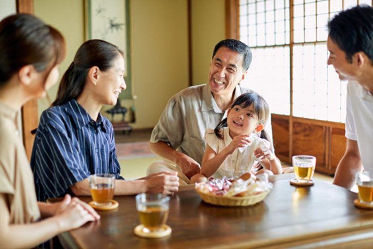 久しぶりに家族が集まるお盆は相続について話し合うチャンス（写真：イメージマート）