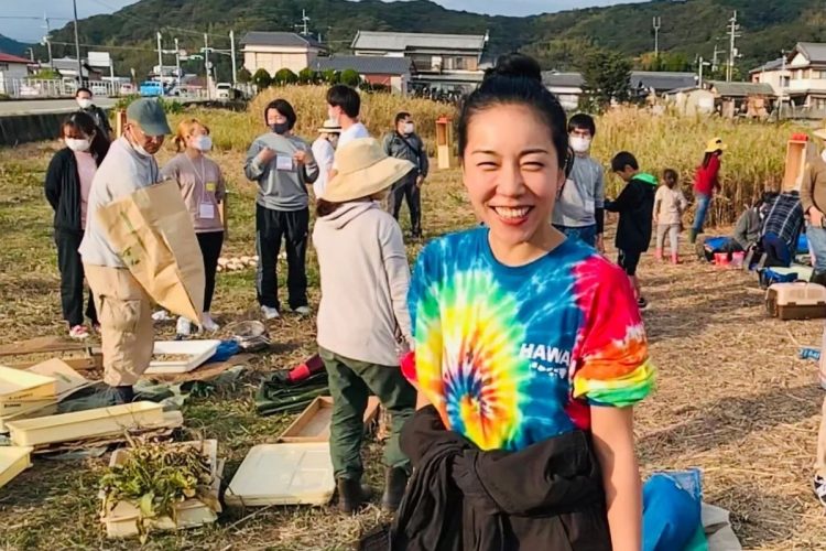 高知県にお返しを、と精力的に活動をする安藤桃子さん（写真は高知市春野町での「収穫＆脱穀祭！」の様子）