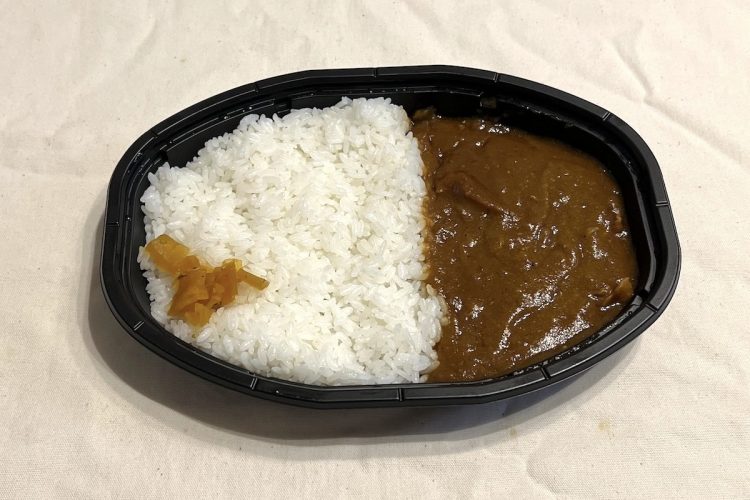 セブン−イレブン『牛の旨味が決め手　欧風ビーフカレー』。ゴロっとした牛肉がたくさん入っている