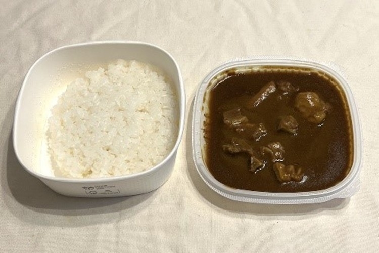 ファミリーマート『30種類以上のスパイス使用こだわりカレー』。具材はほとんどなく、超シンプル