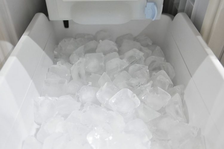 冷蔵庫（冷凍庫）に自動製氷機能がついているのに、なぜ氷を買うのか？ （イメージ）