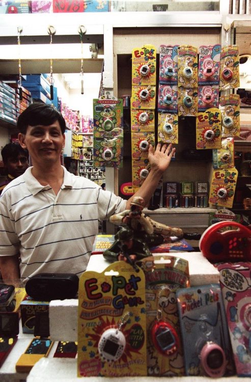 香港の九龍地区のおもちゃ屋で売られていたニセたまごっち（時事通信フォト）