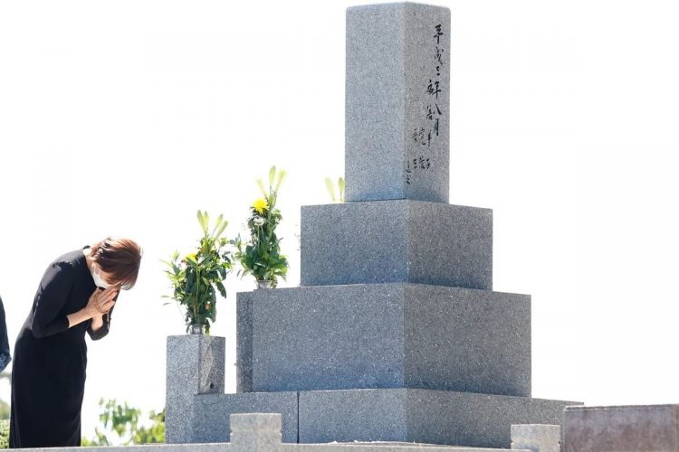 2022年8月1日、山口県にある安倍家の墓を訪れた安倍昭恵さん