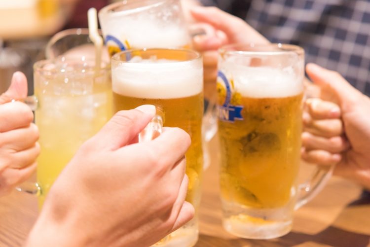 お酒を飲まないわけではないが、飲み会の人間関係が面倒に感じる人も（イメージ）