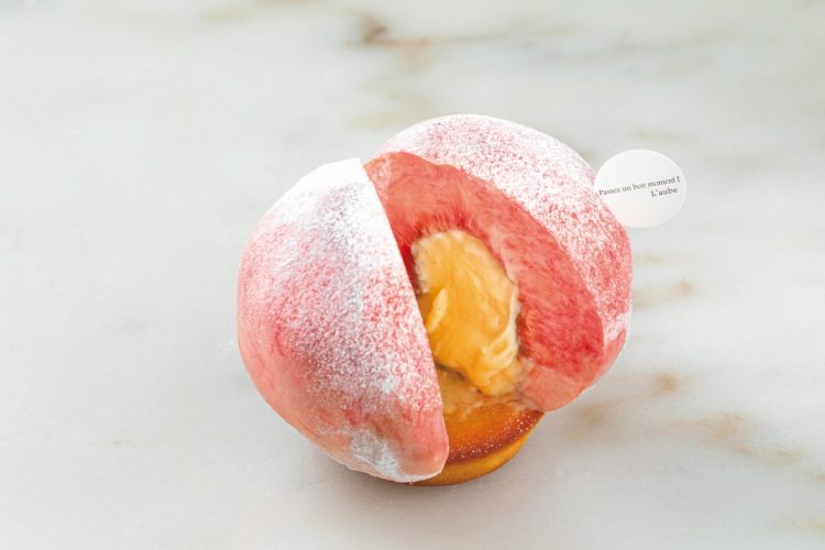 パティスリー ローブの「まるごと桃タルト（830～950円※桃のサイズによって価格は変動）」。カスタードクリーム入りの皮つき桃がタルトの上に。皮ごとでも食べやすい