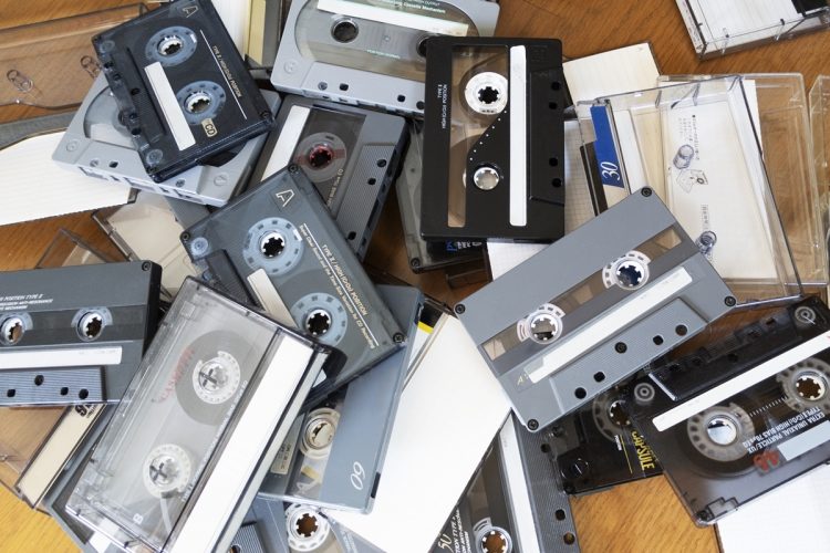 実家に残されたカセットテープが捨てられない…（イメージ）