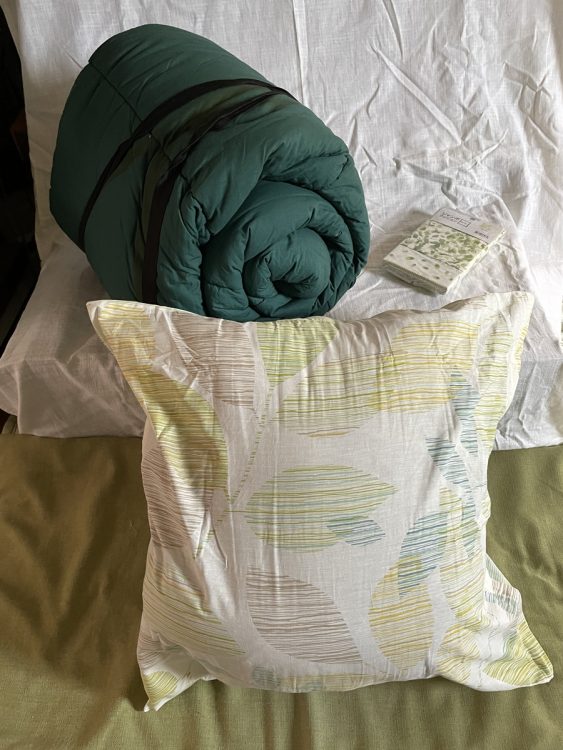 冬用寝袋は押し入れの中でもかさばるが、『ニトリ』のジャンボクッションカバーにはちょうど入る。しまわずにクッションとして日常使いするのは、防災的にもおすすめだ