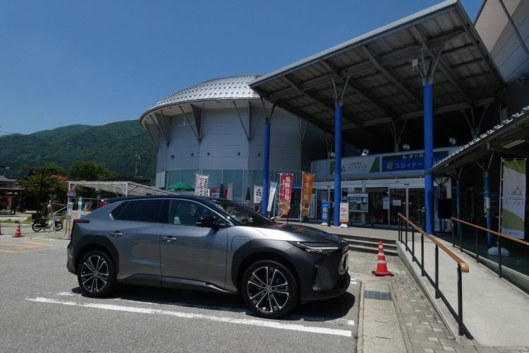 飛騨市神岡町にある道の駅「スカイドーム神岡」で小休止のbZ4X。山岳路を走って来てバッテリー容量にはゆとりあり