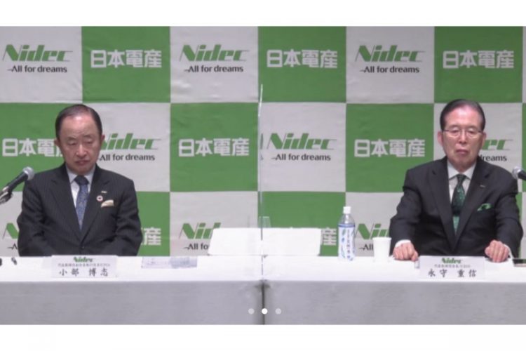 オンラインで記者会見した日本電産の永守重信会長（右）と小部博志新社長（時事通信フォト）