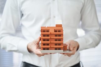 住宅ローン金利上昇で「自宅を売って住み替え」の注意点　「今は売り時ではあるが、買い時ではない」とFP指摘、住み替えで再び多額のローンを組むのは本末転倒