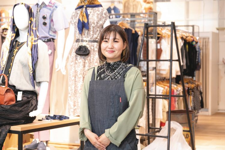 衣類売り場担当・加戸由美香さん：流行に合ったデザイン、染みや傷のない衣類は値段がつきやすいです