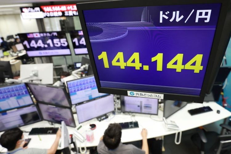 円相場は1998年以来24年ぶりの1ドル＝144円台に（9月7日。時事通信フォト）