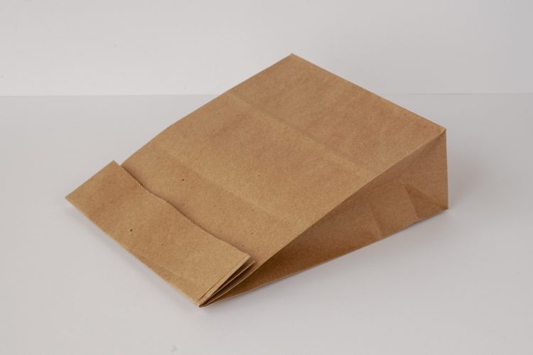 商品が紙袋で送られるときは梱包が特に大切（イメージ）