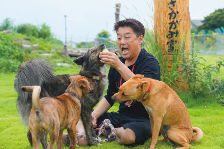 愛犬家として知られる坂上忍が手掛ける「さかがみ家」の取り組みとは