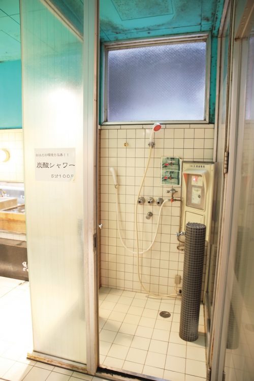浴場には5分間100円の「炭酸シャワー」も設置されている