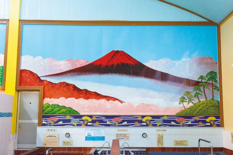 銭湯といえば富士山。銭湯絵師・中島盛夫氏による赤富士（男湯）。女湯には青富士が描かれている
