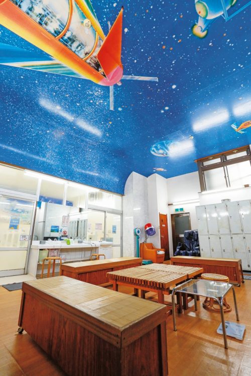 男湯と女湯を横断し、壮大に描かれている記念湯の代名詞でもある天井の「宇宙絵」は、昭和62年に描かれたもの