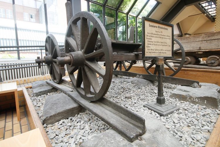 レールと車輪が鉄製の車両。ドイツ鉄道博物館にて筆者撮影