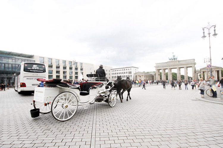 石畳を通る馬車。ドイツ・ベルリンにて筆者撮影