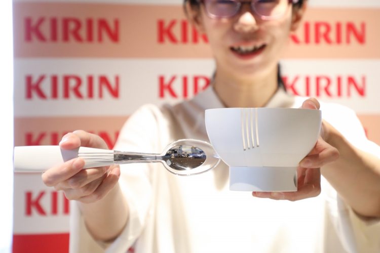 「エレキソルト」は微弱な電流を使って塩味を強く感じさせる