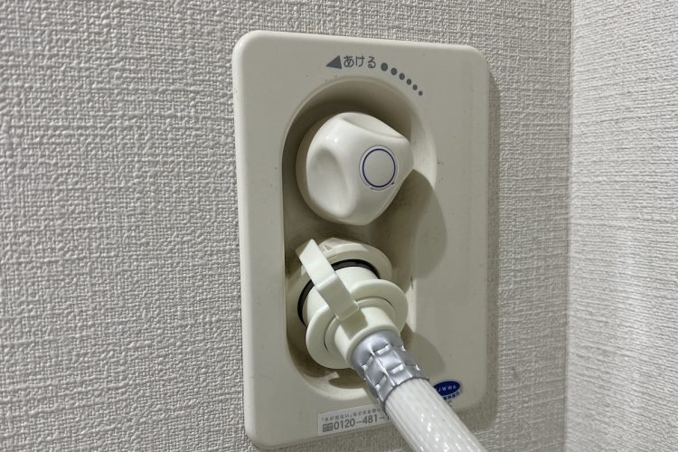 長年開けっ放しにしていたせいで、固着してしまった洗濯機用の水栓