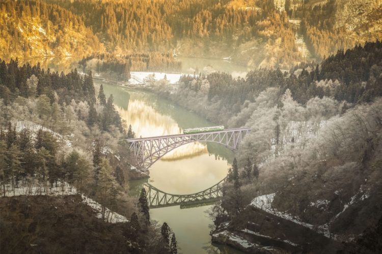 絶景の秘境路線として有名な只見線（写真：イメージマート）