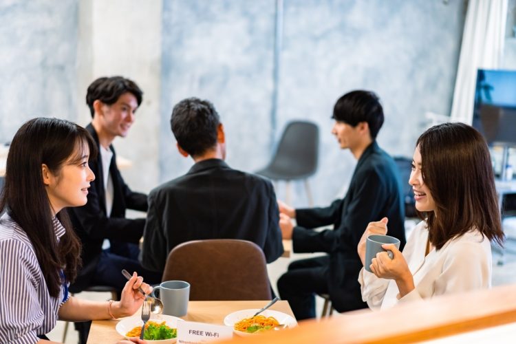 社員食堂も値上げラッシュの波と無縁ではない（写真：イメージマート）