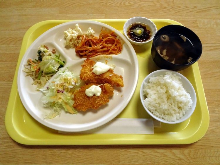 安くて栄養バランスもいい食事が摂れるのが社員食堂のメリット（イメージ）