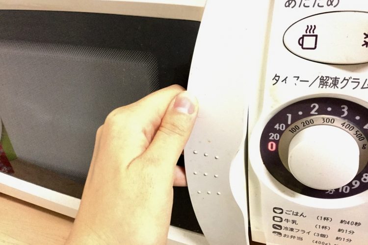 持参したお弁当をコンビニの電子レンジで温める人もいる（イメージ）