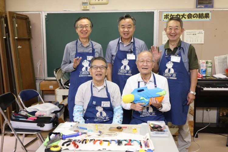 おもちゃドクターと呼ばれる「日本おもちゃ病院協会」のメンバー（前列左から反時計回りに、鈴木有一さん、田中良明さん、村上博さん、高村国雄さん、森谷俊則さん）