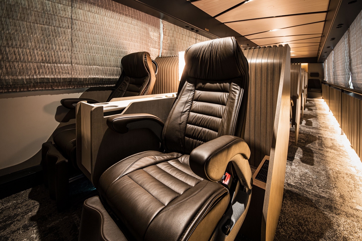 高級ホテルのような空間で優雅なバス旅を実現 「究極の豪華ツアーバス