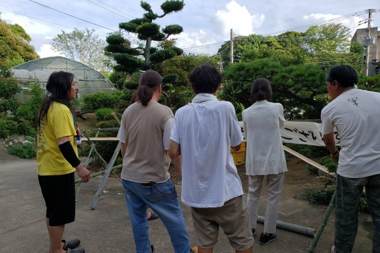 地元の人の家の庭で流しそうめんを楽しむことも