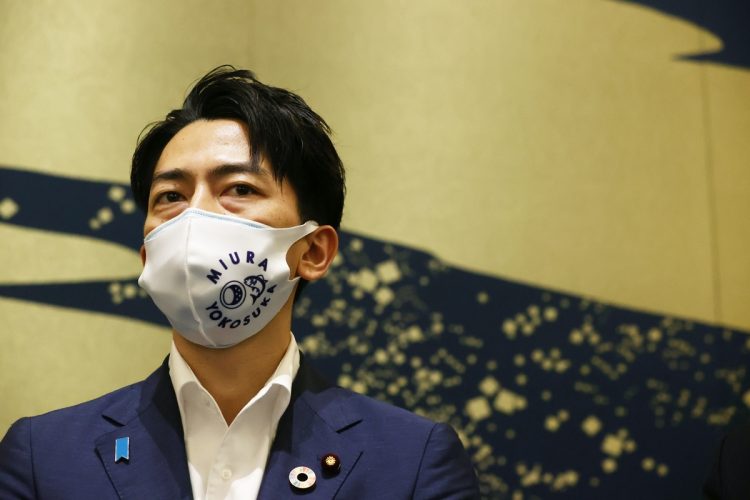 環境相時代の小泉進次郎氏の胸にも17色に色分けされた「SDGsピンバッジ」が光っていた（時事通信フォト）