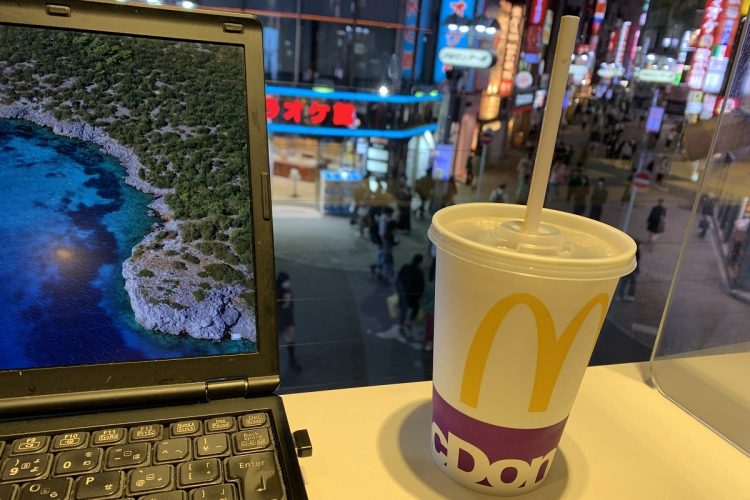 マクドナルドはコーヒーがMサイズでも150円と安く、人気。紙ストローへの変更の影響は少なくなさそうだ