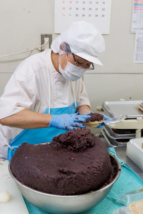 保存料なし、無添加なので賞味期限は当日中。飛ぶように売れるため、朝4時頃から仕込みを始め、お昼前までほぼ途切れることなく作り続ける