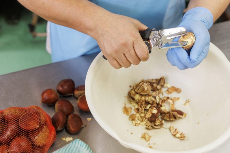 栗ご飯に使う生栗も、一つひとつ手で剥いていく