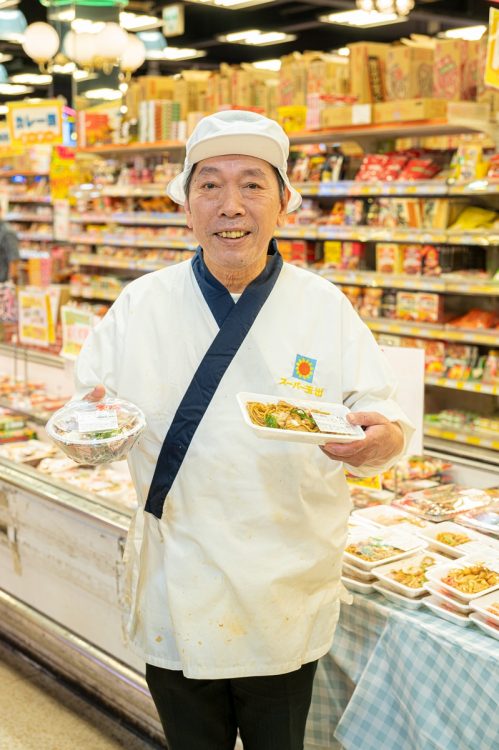 「ご飯とおかず1品で、300円以内でお腹いっぱいになるように設定しています。種類も豊富で毎日でも飽きません!」（デリカ部の小林勝彦さん）