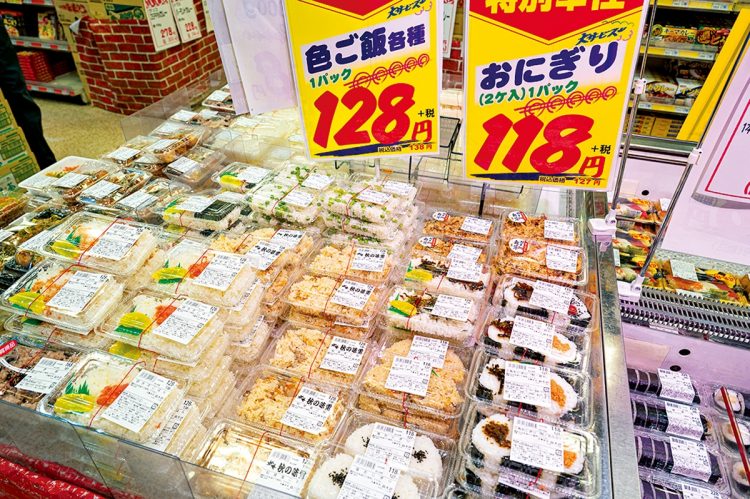 名物の「色ご飯」は、毎日20種類、時間をずらして販売。「白ご飯も売れますが、ちょっと何かが混ざった色ご飯が人気」（小林さん）。1パック128円とお手頃で、具材もたっぷり