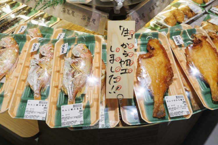 焼き魚は切り身はもちろん、豪華な尾頭付きも。一人用から大人数まで、食べる人数に合わせて選べるよう種類を揃えている