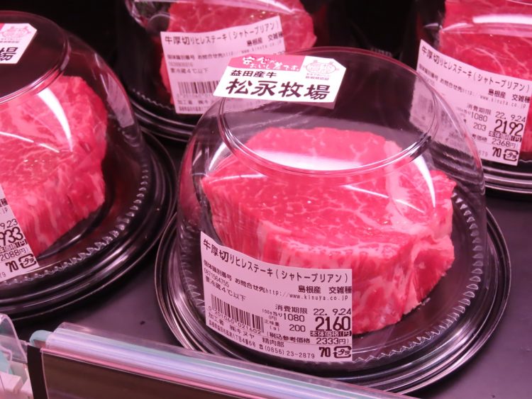地元・益田の松永牧場から届く『まつなが牛』は、口どけのよい脂が特徴。総菜のステーキ弁当や牛めしでも味わえる