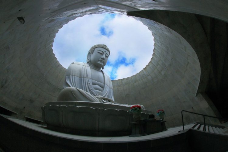 頭大仏（北海道札幌市）、2016年完成。全高13.5m。大仏が坐っているドームの中では、有料でおみくじや絵馬も用意されている