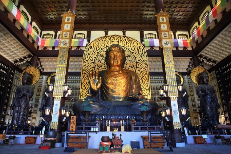越前大仏（福井県勝山市）、1987年完成。高さ17mの坐像も大仏殿も奈良の大仏をしのぐ。屋内の坐像では日本一。日本一高い五重塔もある