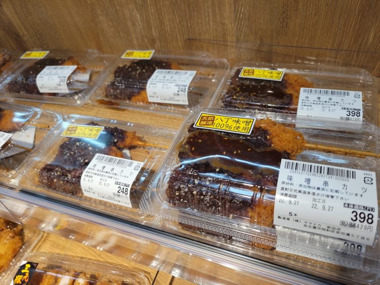 串カツにもみそは必須。「小倉トースト用のあんこも現在5種類と品数が増えました。喫茶店のイメージが強いですが、家庭でも日常的に食べられています」（服部さん）