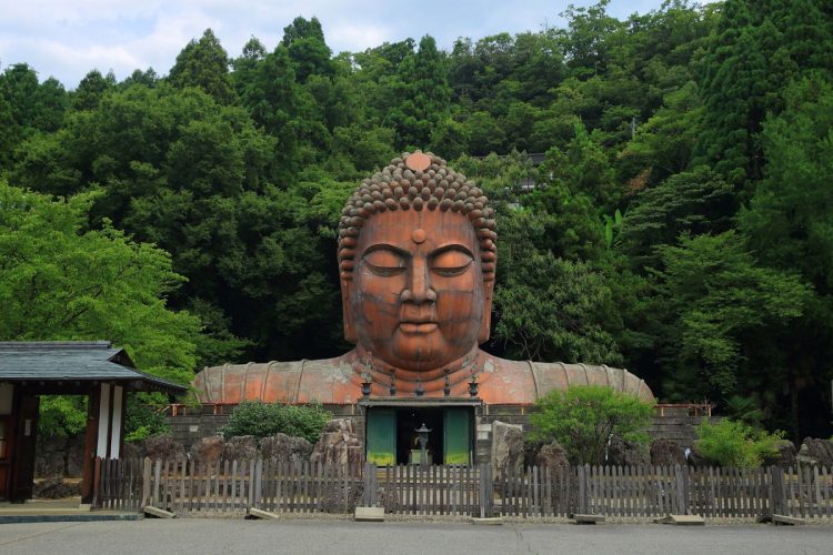ハニベ大仏（石川県小松市）、1983年建立。全高15m。現在も未完成で、最終的に全高33mの大仏を目指しているという。「ハニべ」は埴輪を作る人という意味