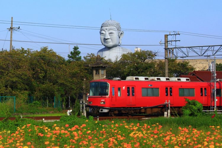 布袋の大仏（愛知県江南市）、1954年完成。全高18mのコンクリート大仏。個人が所有する大仏では最大級といわれ、江南市のシンボルにもなっている