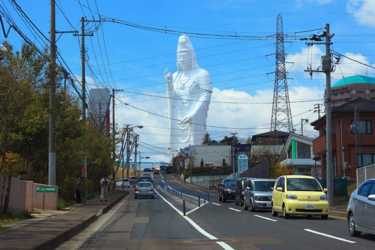 仙台大観音（宮城県仙台市）、1991年完成。全高100mの白衣観音で、胎内は12層に分かれている。足元には開運の御利益が期待できる龍の口の入り口がある