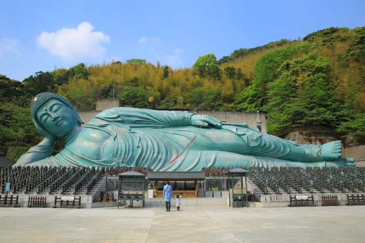 釈迦涅槃像（福岡県篠栗町）、1995年完成。全長41ｍ。ミャンマーから贈られたお釈迦様など三尊仏舎利を安置する場所として建立された涅槃像