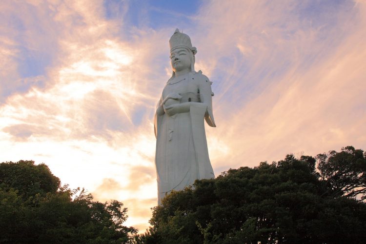 東京湾観音（千葉県富津市）、1961年完成。全高56ｍ。材木商の宇佐美政衛氏が建立した。観音像の原型は彫刻家の長谷川昻氏が担当した