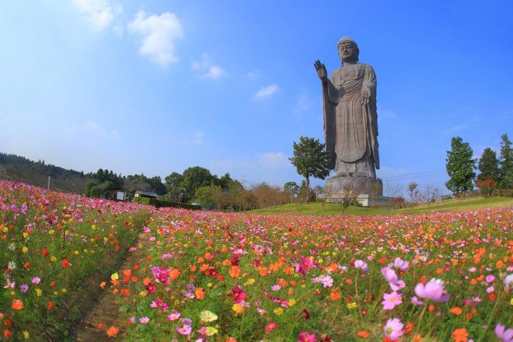 1992年建立の牛久大仏（茨城県牛久市）。全高120m。ブロンズ（青銅）製仏像では世界最大で、ギネス世界記録にも登録されている